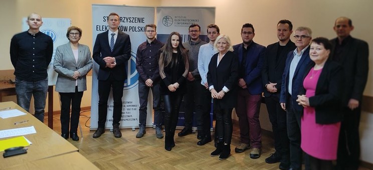 Laureaci konkursu z przedstawicielami SEP-u,