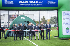 Uroczyste przecięcie wstęgi podczas otwarcia nowego kompleksu sportowego Politechniki Rzeszowskiej,