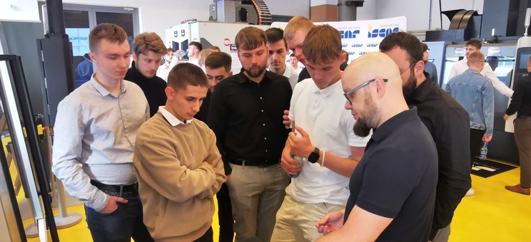 Studenci PRz na warsztatach edukacyjnych w firmie ISCAR Poland,