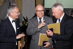 [VIDEO, FOTO] Rektor PRz uhonorowany złotym medalem Akademii Polskiego Sukcesu