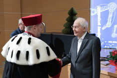 Wręczenie nagrody za najlepszą publikację. Od lewej: prof. dr hab. inż. P. Koszelnik, prof. dr hab. inż. V. Dugaev,