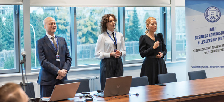 Od lewej prof. J. Sęp, K. Rzeszut, prof. PRz B. Zatwarnicka-Madura, 