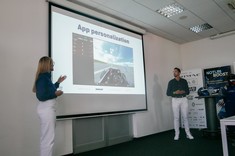 Od lewej: Katarzyna Panek i Filip Kaniewski podczas prezentacji biznesplanu na zawodach,